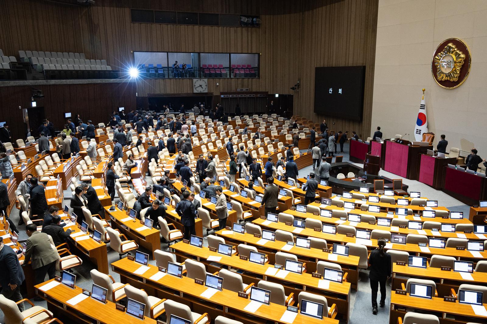 14일 서울 여의도 국회에서 열린 제430회 국회(정기회) 제1차 본회의에서 경찰관 직무집행법 일부개정법률안이 재석 174인 중 찬성 174인으로 가결된 후 산회가 선포되자 의원들이 본회의장을 나서고 있다. 2025.12.14/뉴스1