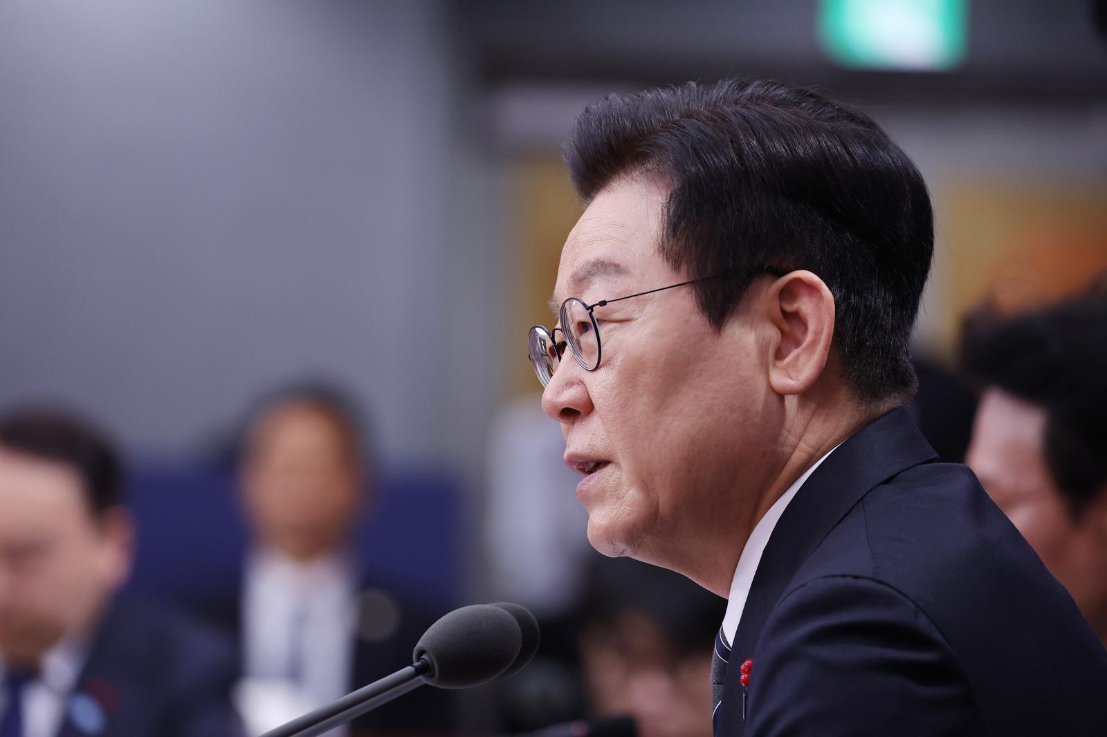 이재명 대통령이 19일 서울 종로구 정부서울청사 별관에서 열린 외교부(재외동포청)·통일부 업무보고에서 발언하고 있다. 대통령실통신사진기자단