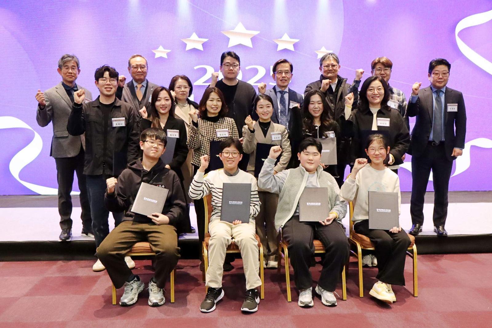 게임리터러시를 활용해 우수한 성과를 거둔 사례들에 대한 시상식이 진행됐다 / 출처=IT동아