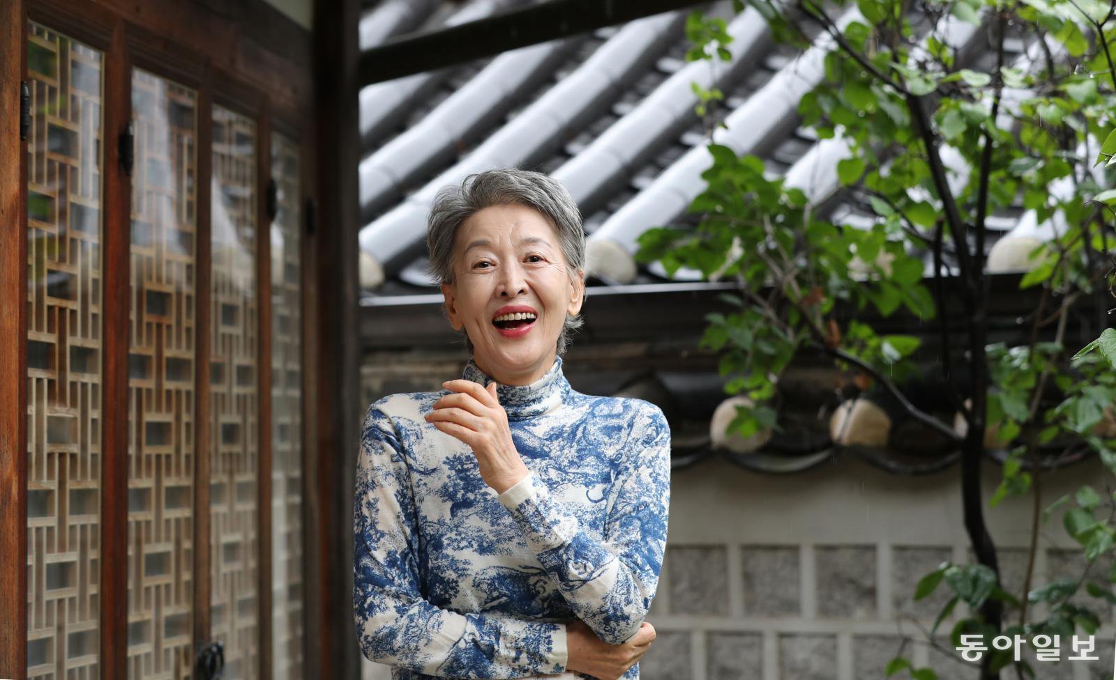 2023년 9월 자택에서 동아일보와 만난 배우 윤석화는 “인생의 수많은 변곡점 가운데 나를 키운 건 기쁨이 아닌 고난의 순간이었다. 그 앞에서 굴복하지 않은 게 윤석화”라고 했다. 이훈구 기자 ufo@donga.com