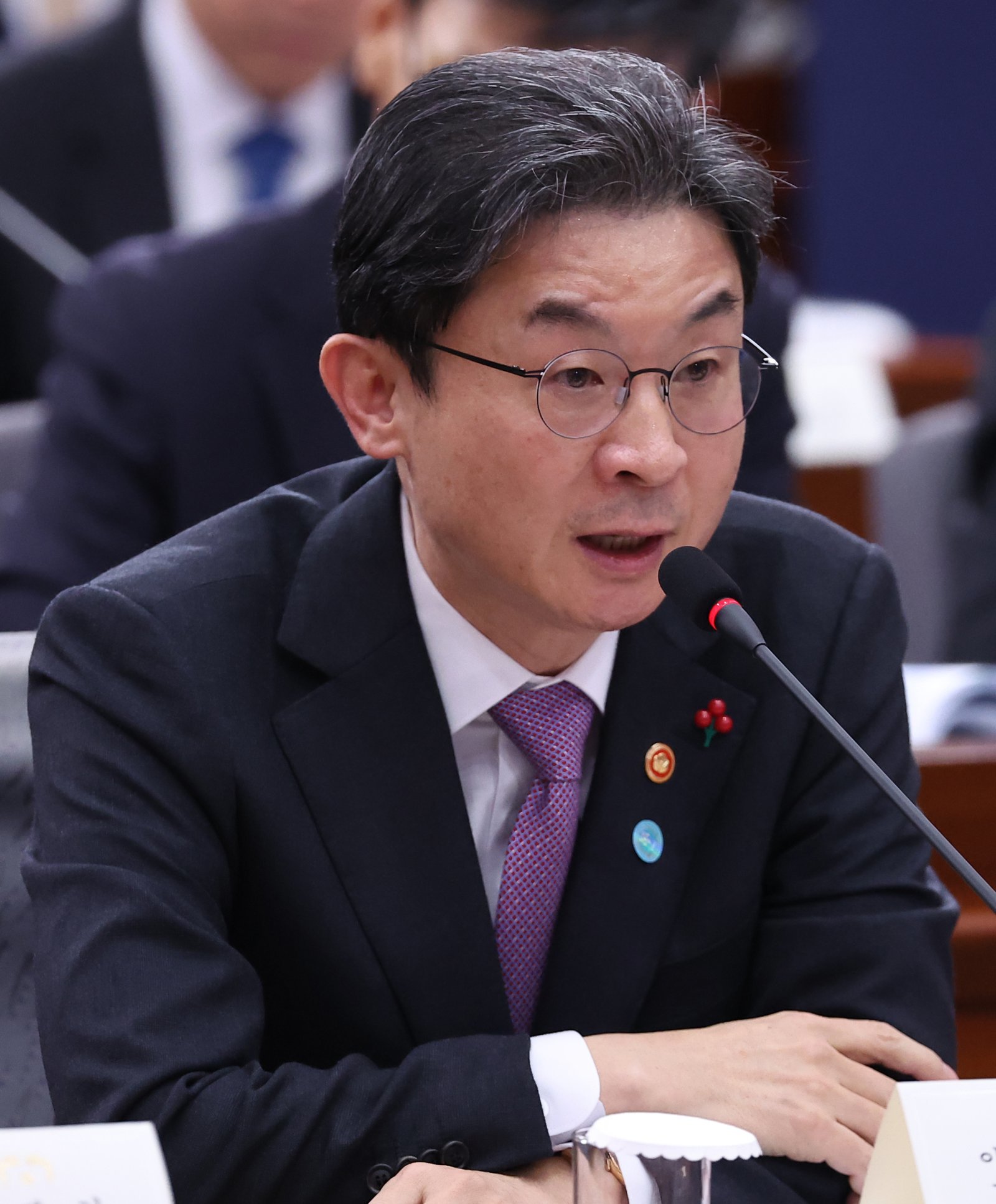 이억원 금융위원장이 19일 서울 종로구 정부서울청사 별관에서 열린 금융위원회·공정거래위원회 업무보고에서 답변하고 있다. (대통령실통신사진기자단) 2025.12.19.