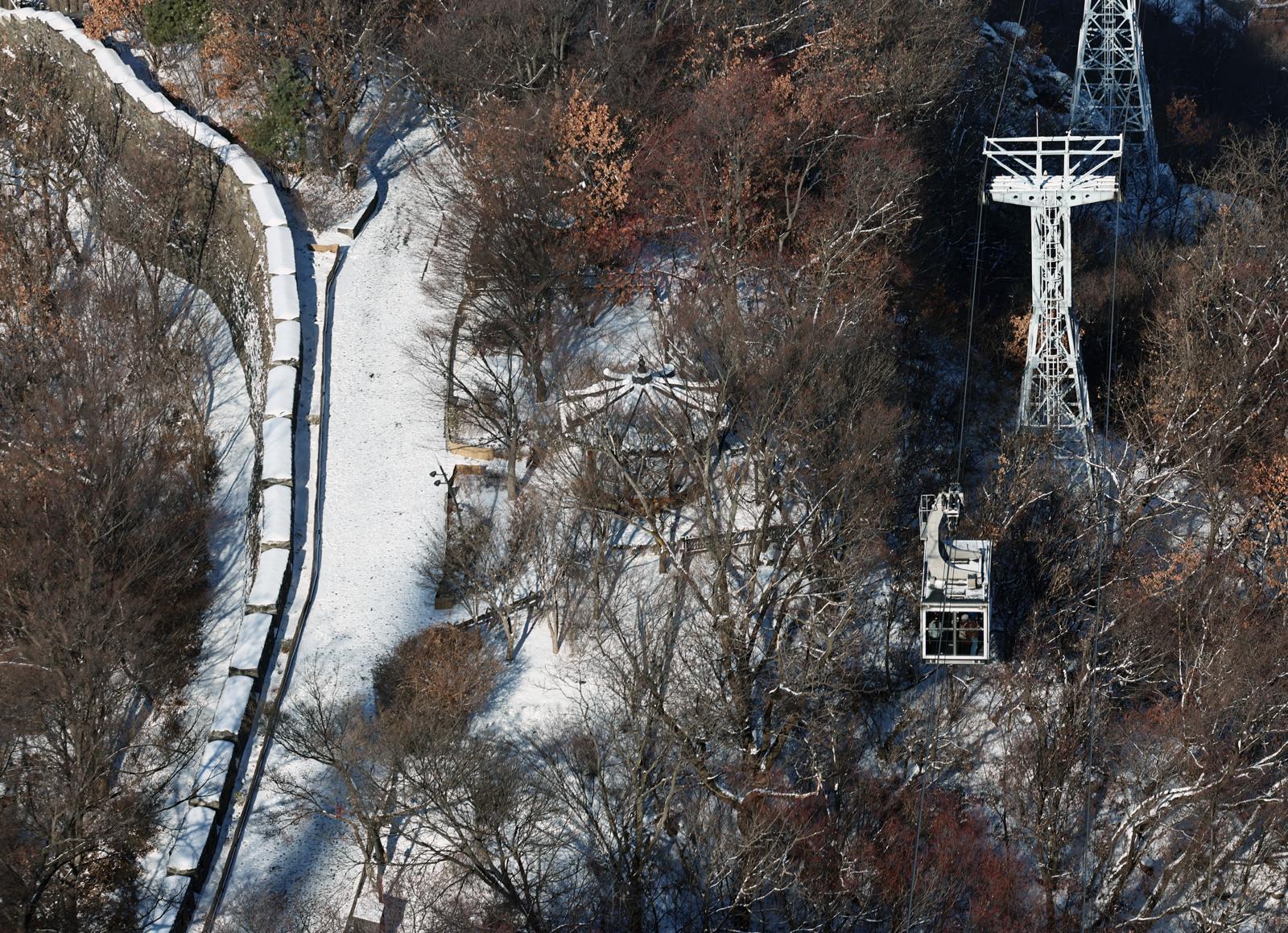 5일 오전 서울 남산 케이블카가 눈 쌓인 산등성이를 지나고 있다. 2025.12.5/뉴스1