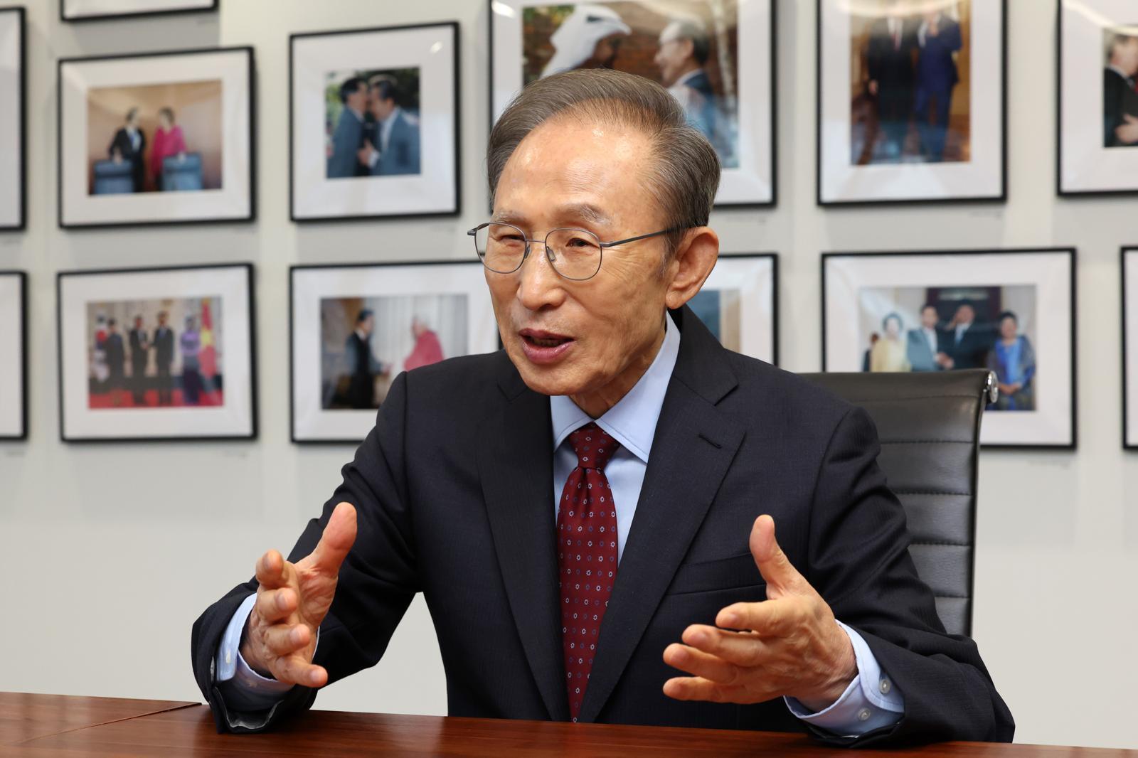 이명박 전 대통령이 23일 오후 서울 서초구 청계재단에서 예방온 이석연 국민통합위원장과 대화하고 있다. 2025.09.23. [서울=뉴시스]