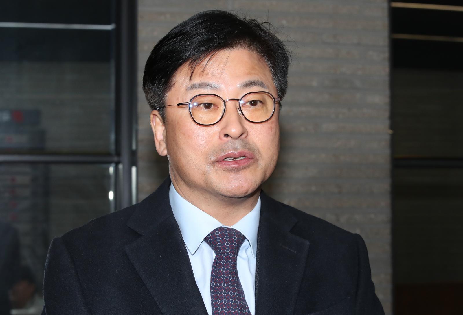 김종혁 국민의힘 원외 당협위원장협의회장이 13일 오후 서울 여의도 국민의힘 중앙당사에서 열린 원외당협위원장 협의회에 참석하며 취재진 질문에 답하고 있다. 2024.12.13/뉴스1