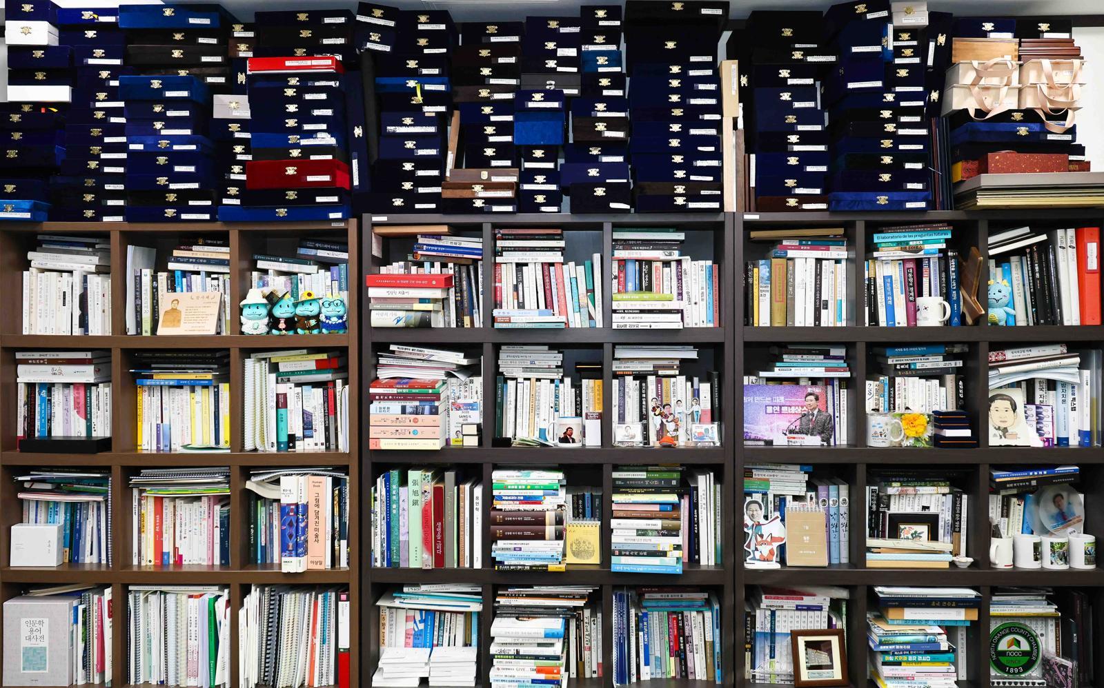 이상일 시장 집무실 책장에 빼곡히 쌓여 있는 감사패. 자료사진