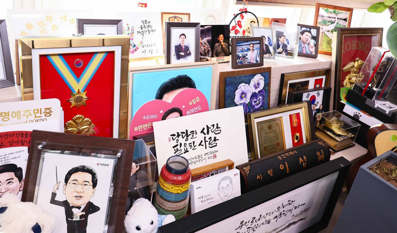 이상일 용인시장 집무실에 놓인 기관·단체에서 보내온 감사의 글과 기념품. 자료사진