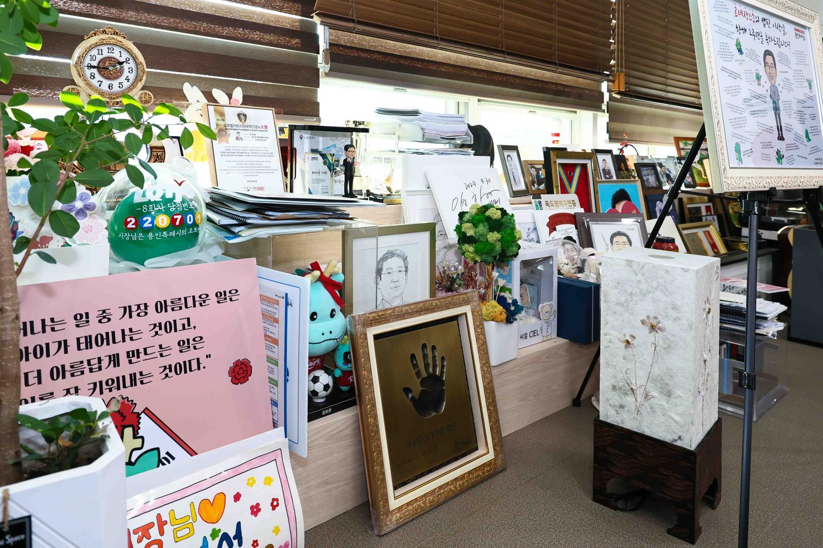 이상일 용인시장 집무실에 놓인 기관·단체에서 보내 감사의 글과 기념품. 자료사진