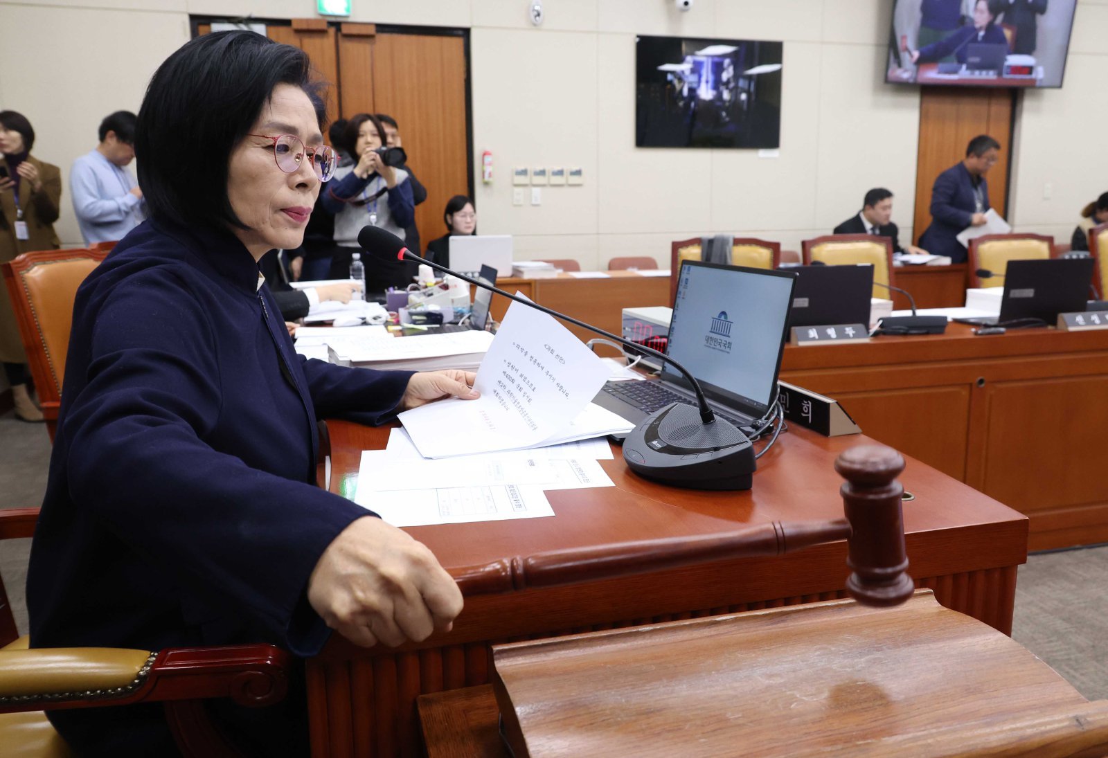 최민희 국회 과방위원장이 16일 오전 서울 여의도 국회에서 열린 과학기술정보방송통신위원회 전체회의에서 쿠팡 대규모 개인정보 유출 사고 관련 청문회 관련 추가 증인 및 참고인을 채택하고 있다. 2025.12.16. [서울=뉴시스]