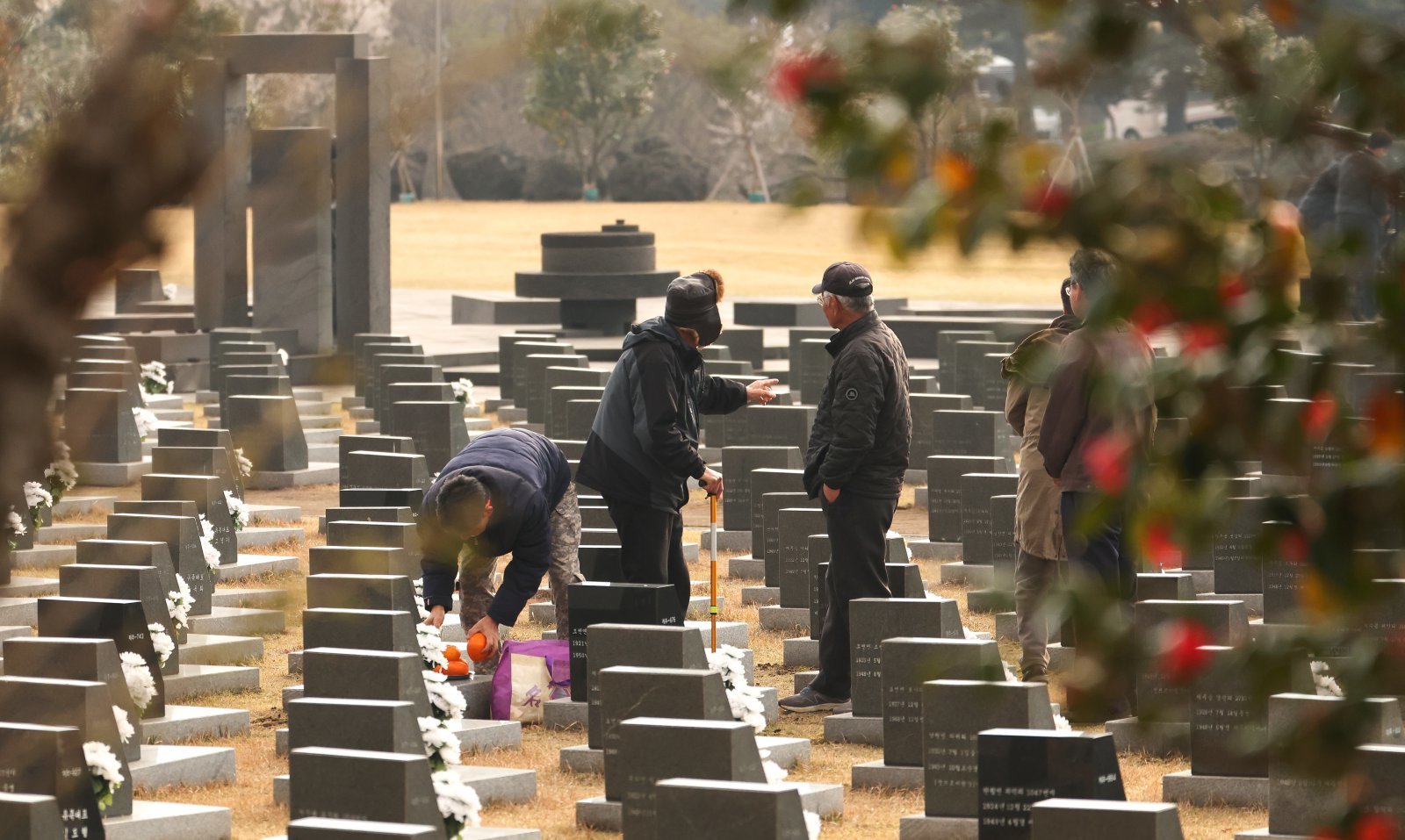 제77주년 제주4·3 추념식일인 3일 오전 제주시 봉개동 제주4·3평화공원 행방불명인 묘역에 희생자 유족들의 발걸음이 이어지고 있다. (제주도사진기자회) 2025.04.03 [제주=뉴시스]