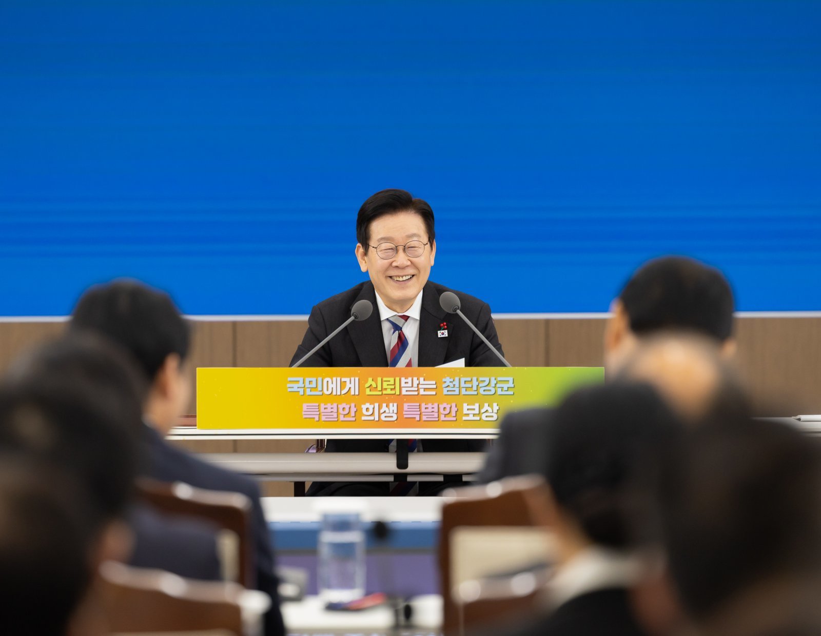 이재명 대통령이 18일 서울 용산구 국방부에서 열린 국방부·국가보훈부 업무보고에서 참석해 미소 짓고 있다. (대통령실 제공) 2025.12.18/뉴스1