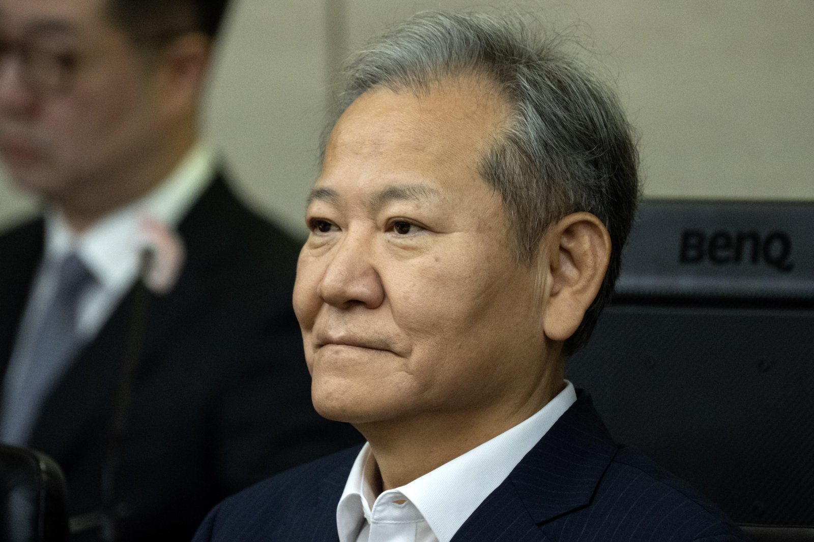 이상민 전 행정안전부 장관이 17일 서울 서초구 서울중앙지법에서 열린 내란 중요임무 종사 등 혐의 첫 공판기일에 출석해 피고인석에 앉아 있다. 2025.10.17. [서울=뉴시스]