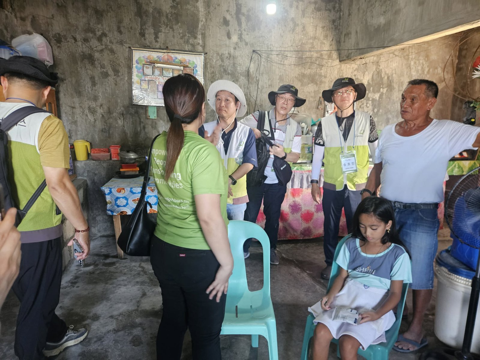 경남벤처기업협회 소속 기업 대표들이 필리핀 현지 마을을 찾아 활동하는 모습. 굿네이버스 제공