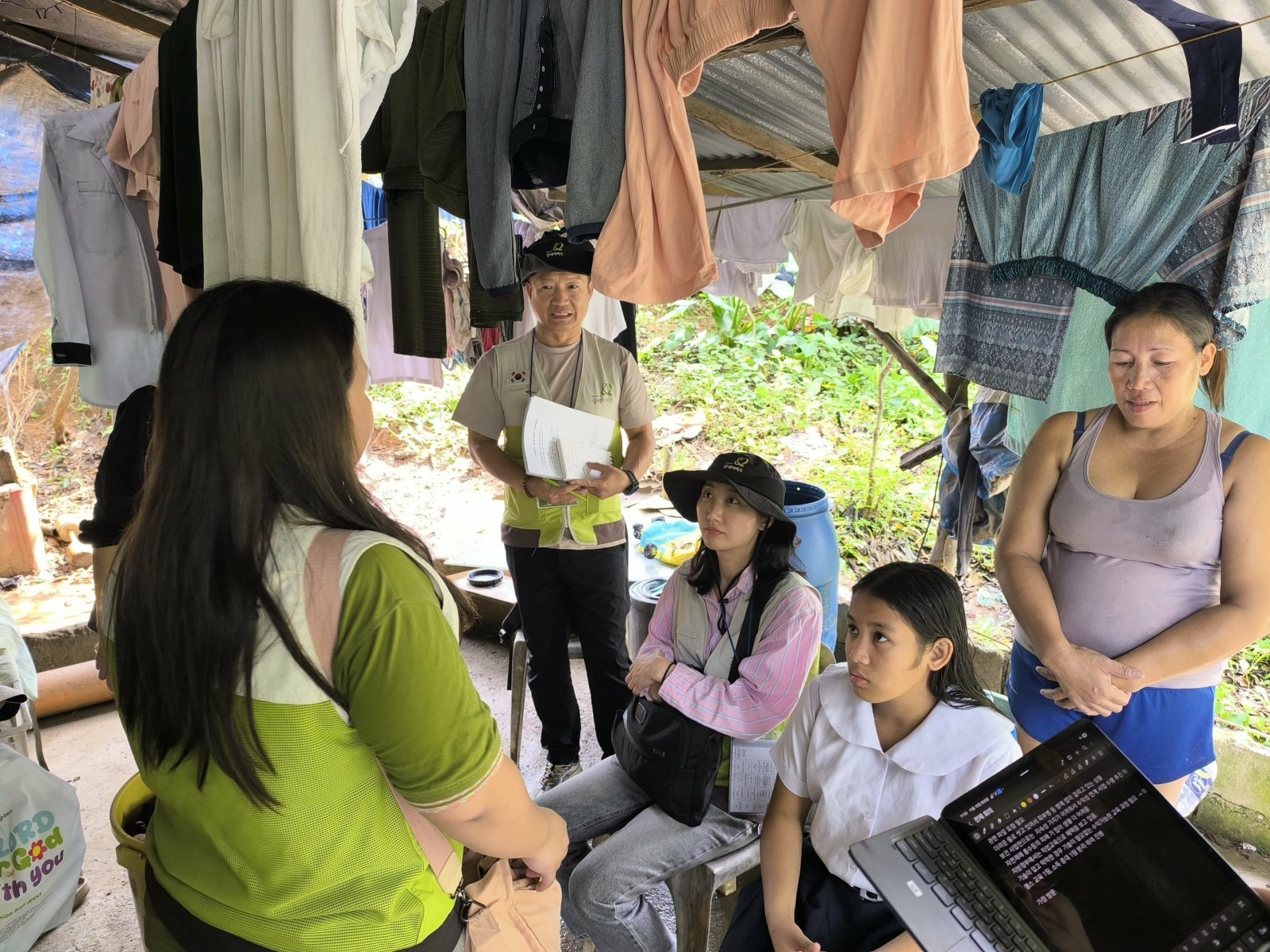 경남벤처기업협회 소속 기업 대표들이 필리핀 현지 마을을 찾아 활동하는 모습. 굿네이버스 제공