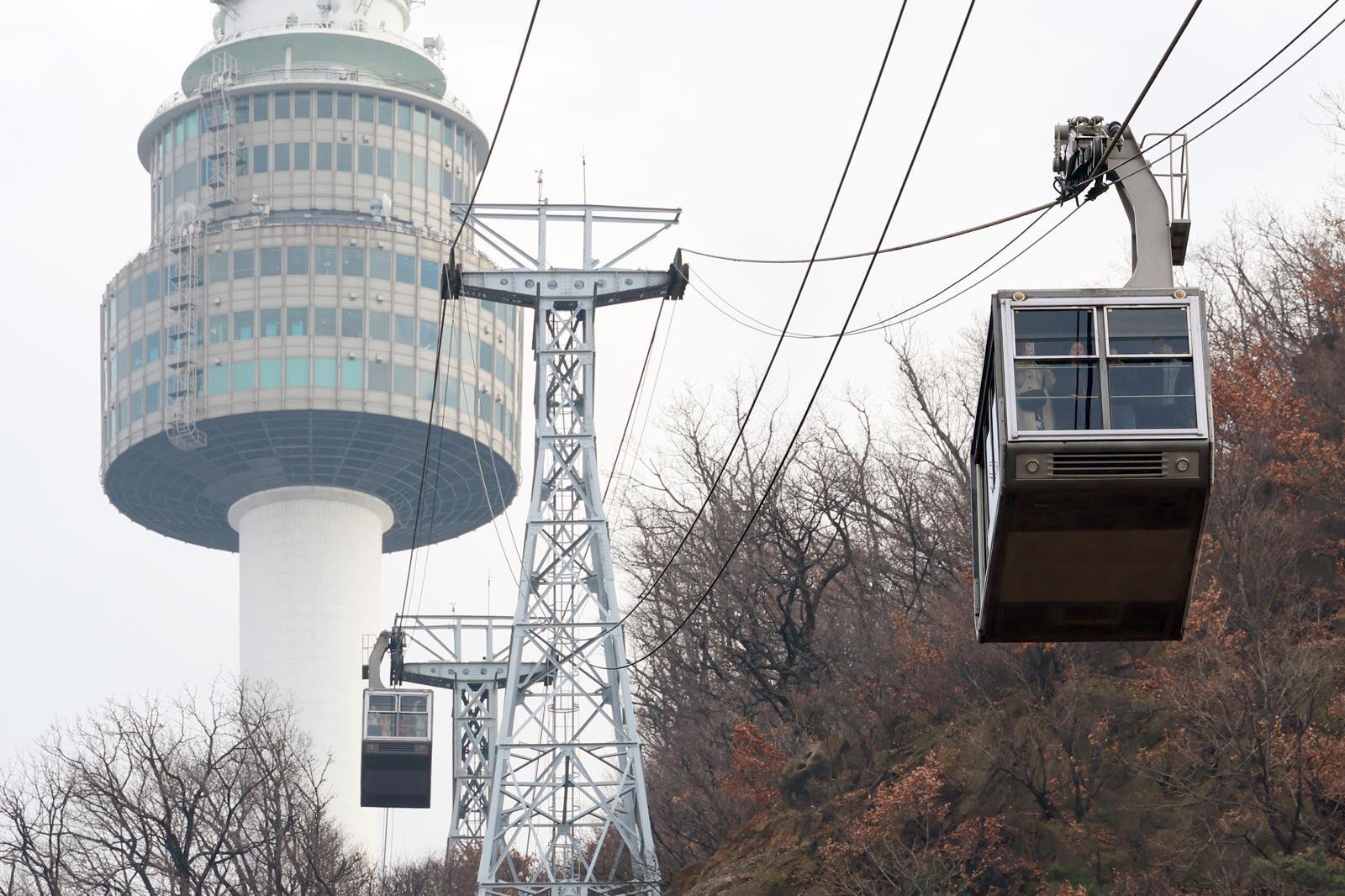 서울행정법원은 19일 남산 케이블카 운영사인 한국삭도공업이 서울시를 상대로 제기한 도시관리계획결정 처분 취소 소송의 선고기일을 열고 원고 승소 판결을 내렸다. 사진은 이날 서울 남산 케이블카 운행 모습.  이에 대해 서울시는 남산 곤돌라 도시관리계획 변경 결정 처분 취소 판결과 관련해 공익성이 충분히 반영되지 않은 판결이라며 항소할 방침이라고 밝혔다. 2025.12.19. [서울=뉴시스] 조성우 기자 =
