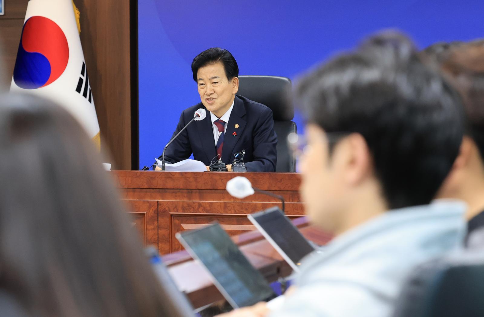 정동영 통일부 장관이 19일 서울 종로구 정부서울청사에서 업무보고 사후 브리핑을 하고 있다. 2025.12.19/뉴스1