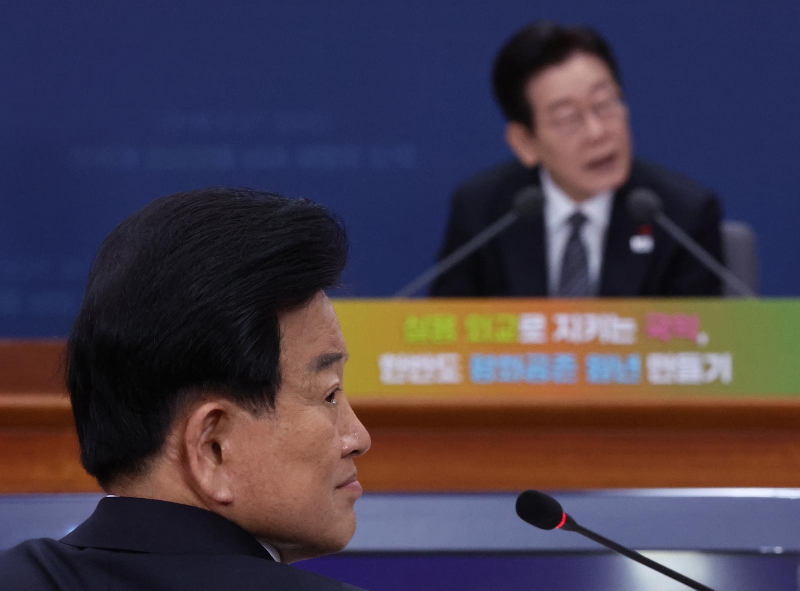 정동영 통일부 장관이 19일 서울 종로구 정부서울청사 별관에서 열린 외교부(재외동포청)·통일부 업무보고에서 참석자를 바라보고 있다. (대통령실통신사진기자단) 2025.12.19. 뉴시스