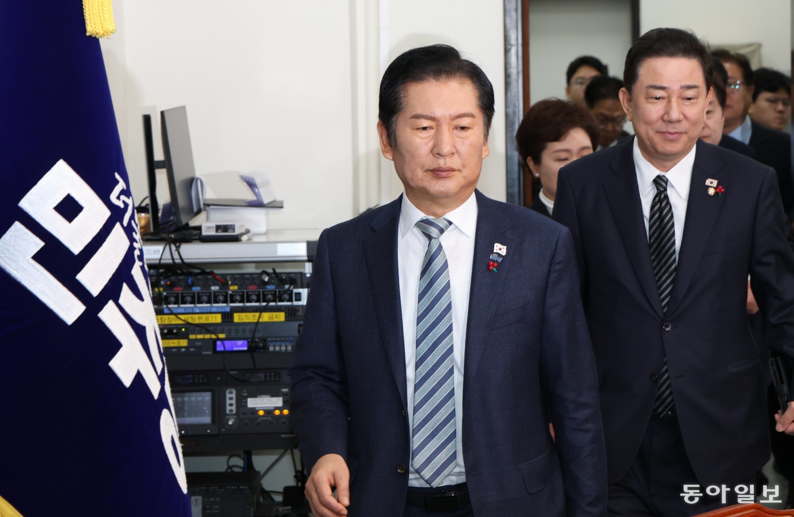 더불어민주당 정청래 대표(왼쪽)와 김병기 원내대표가 19일 국회에서 열린 최고위원회의에 참석하고 있다. 정 대표는 이날 대법원이 내란·외환 사건에 대한 자체 전담재판부를 설치하기로 한 것에 대해 “조희대 사법부와 지귀연 재판부는 12·3 내란·외환 사건 심리를 의도적으로 침대 축구하듯 질질 끌었다”며 “조 대법원장이 경고하거나 조치했어야지 이제 와서 뭐 하는 짓이냐”고 비판했다. 이훈구 기자 ufo@donga.com