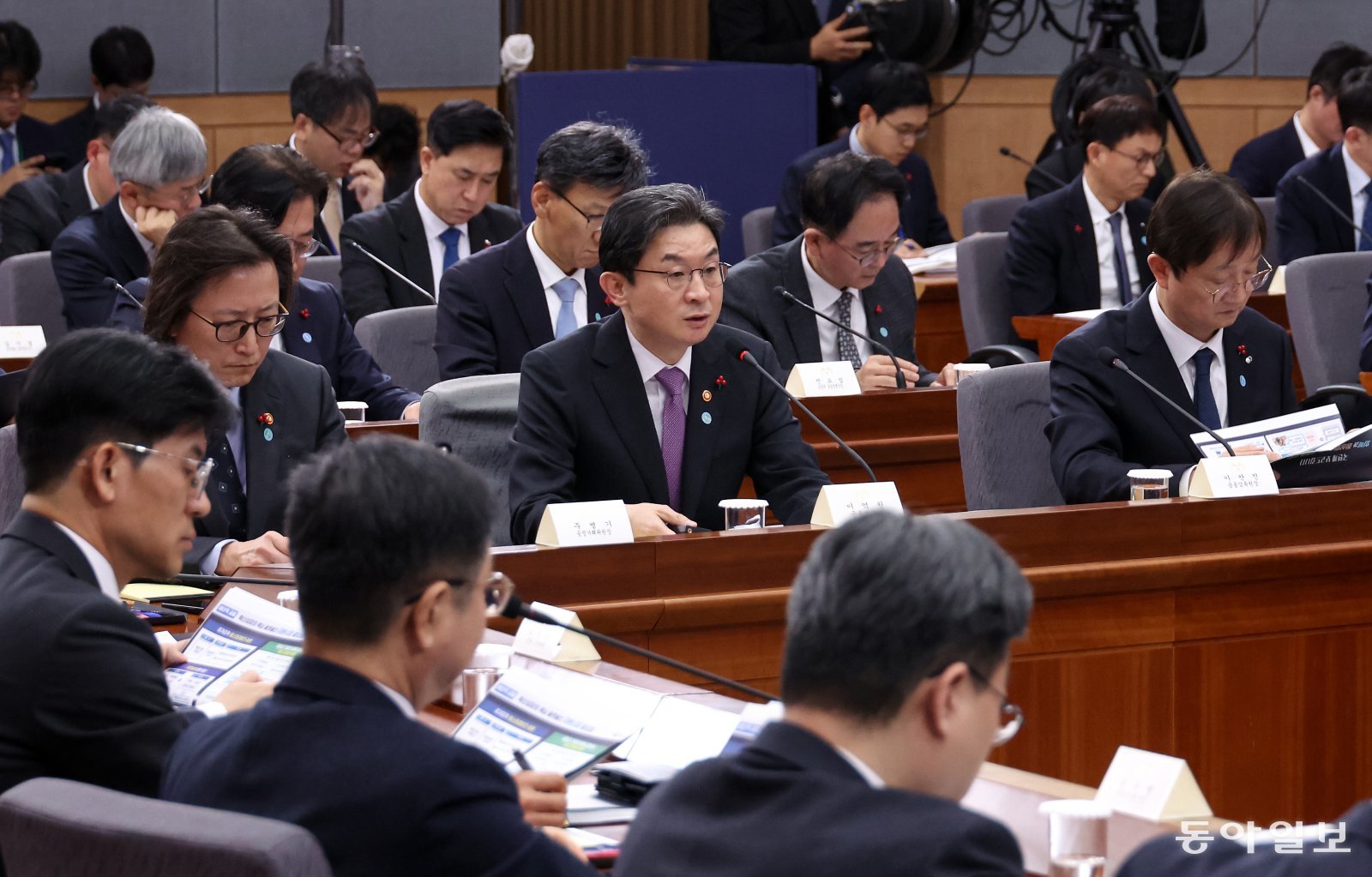 이억원 금융위원장(가운데)이 19일 정부서울청사 별관에서 이재명 대통령에게 업무보고를 하고 있다. 이 위원장은 이날 “치매 가정의 걱정을 덜어드리기 위한 보험과 신탁을 활성화하겠다”고 밝혔다. 송은석 기자 silverstone@donga.com