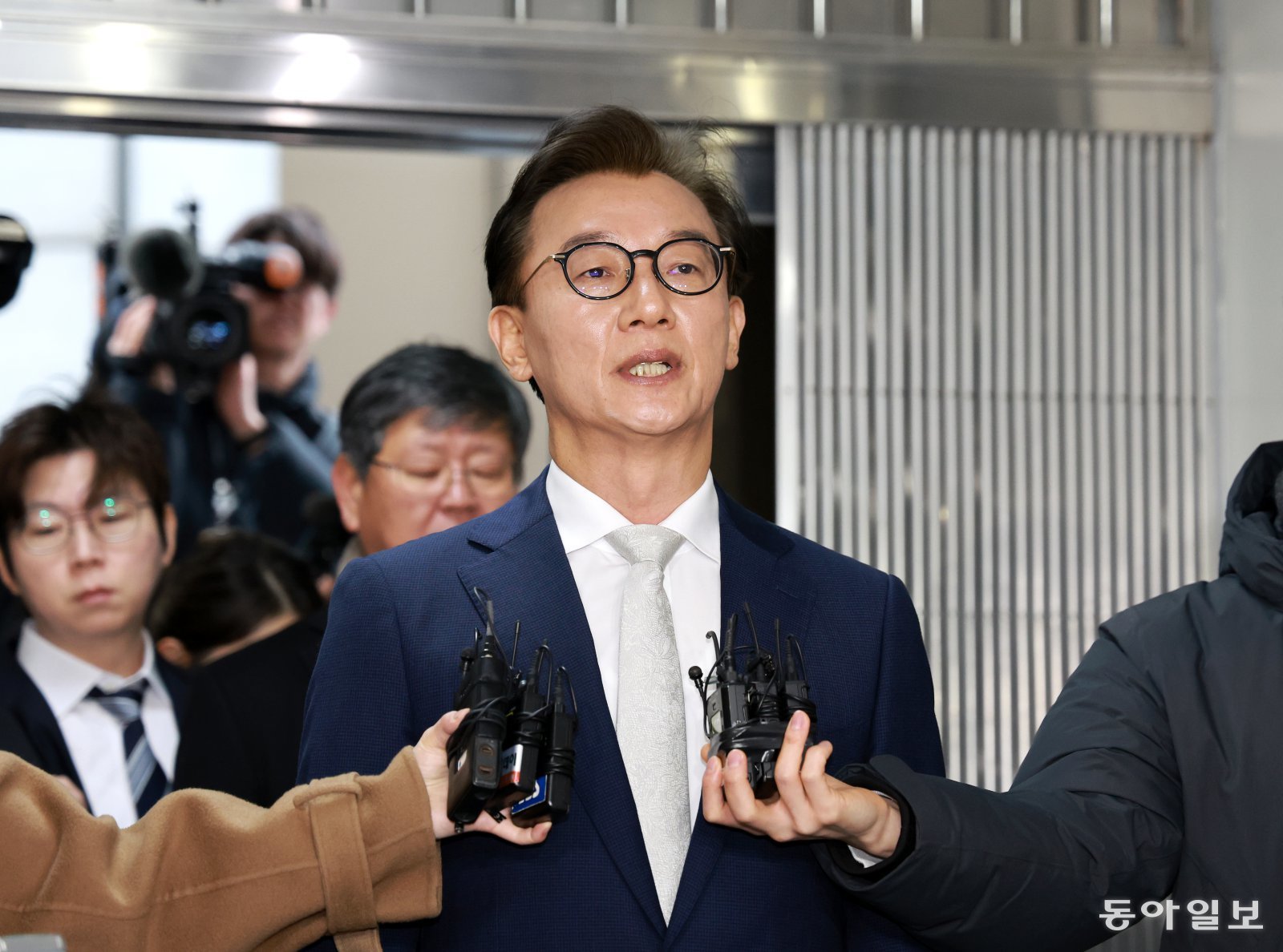 피의자 신분 출석
통일교에서 한일 해저터널 청탁 명목으로 금품을 수수했다는 의혹을 받고 있는 더불어민주당 전재수 의원이 19일 서울 서대문구 경찰청 국가수사본부에 출석하기 앞서 취재진의 질문에 답하고 있다. 전 의원은 “불법 금품수수는 결단코 없었다”며 혐의를 전면 부인했다. 이한결 기자 always@donga.com