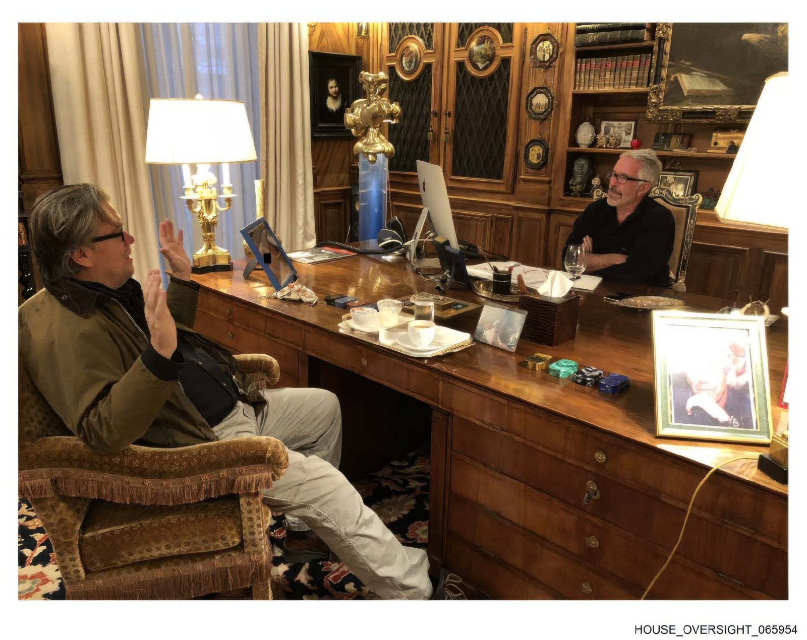 미 하원 감독위원회 소속 민주당이 공개한 사진으로, 제프리 엡스타인이 미국 보수 논객 스티브 배넌과 대화를 나누는 모습. AP 뉴시스