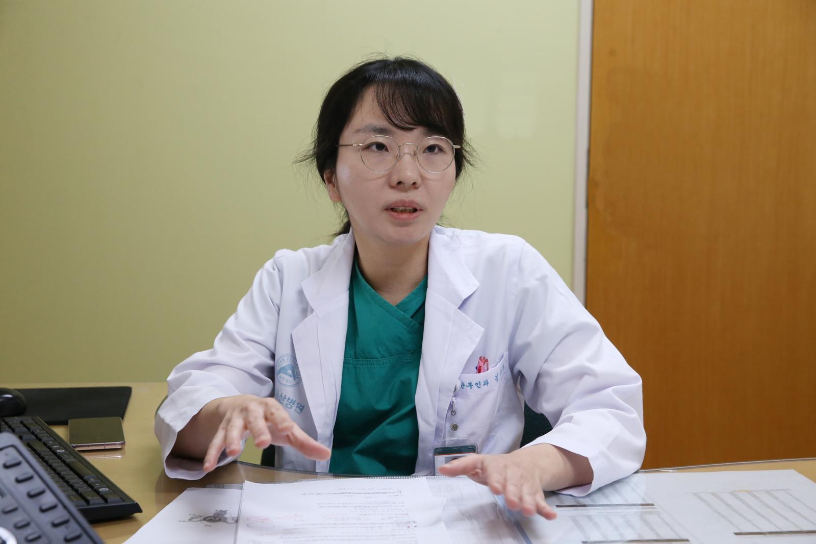 김주현 서울아산병원 산부인과 교수는 젊은 부인암 환자의 경우 암이 1기이고 공격성이 약하면 자궁과 난소를 제거하지 않고 가임력을 유지하는 치료가 가능하다고 말했다. 다만 그 밖에도 필요한 조건이 암마다 다르기 때문에 의사와 환자가 충분히 소통하며 치료 여부를 결정해야 한다고 덧붙였다. 서울아산병원 제공