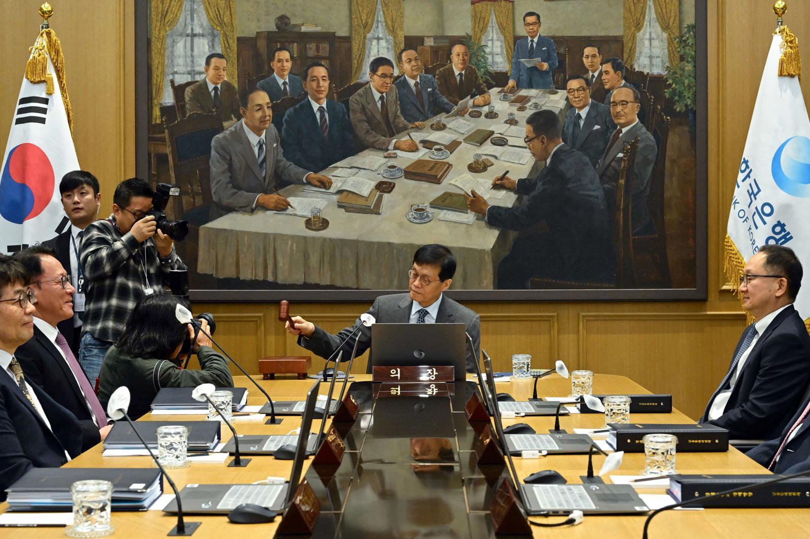 이창용 한국은행 총재가 27일 서울 중구 한국은행에서 열린 금융통화위원회 본회의에서 의사봉을 두드리고 있다. (공동취재) 2025.11.27/뉴스1 ⓒ News1