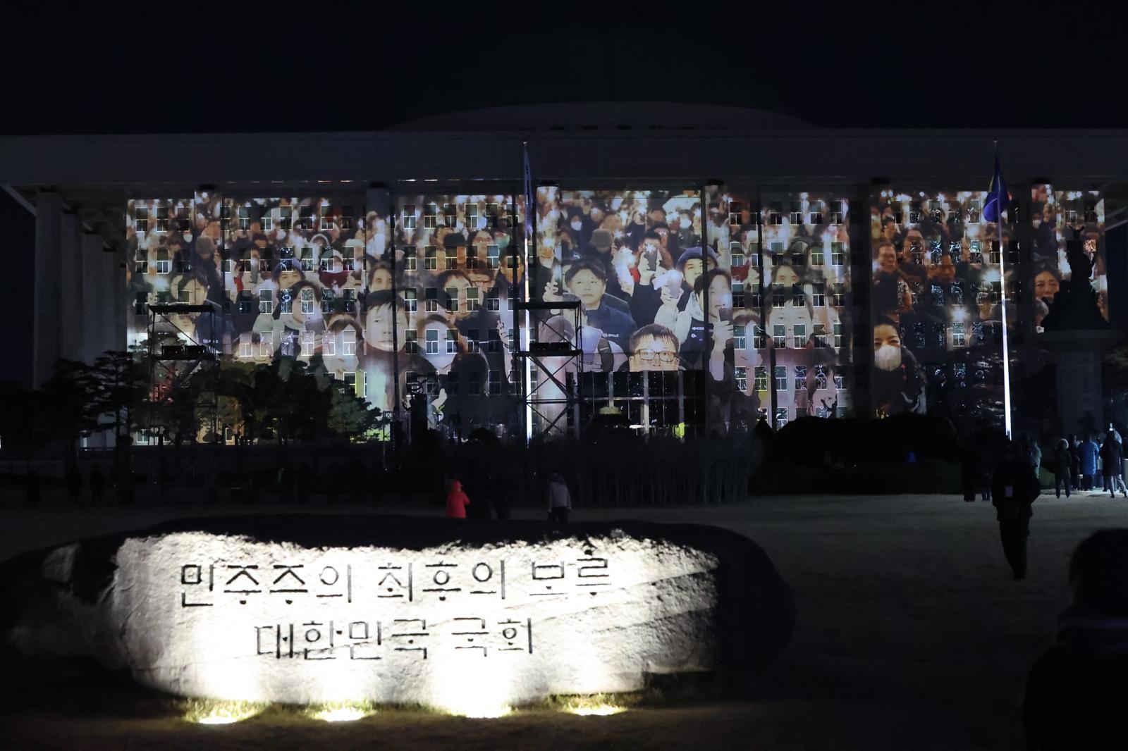 12·3 비상계엄 1년을 맞은 3일 오후 서울 영등포구 국회의사당에 계엄 해제 당시 기억을 되새기는 ‘미디어 파사드’가 펼쳐지고 있다. 뉴스1