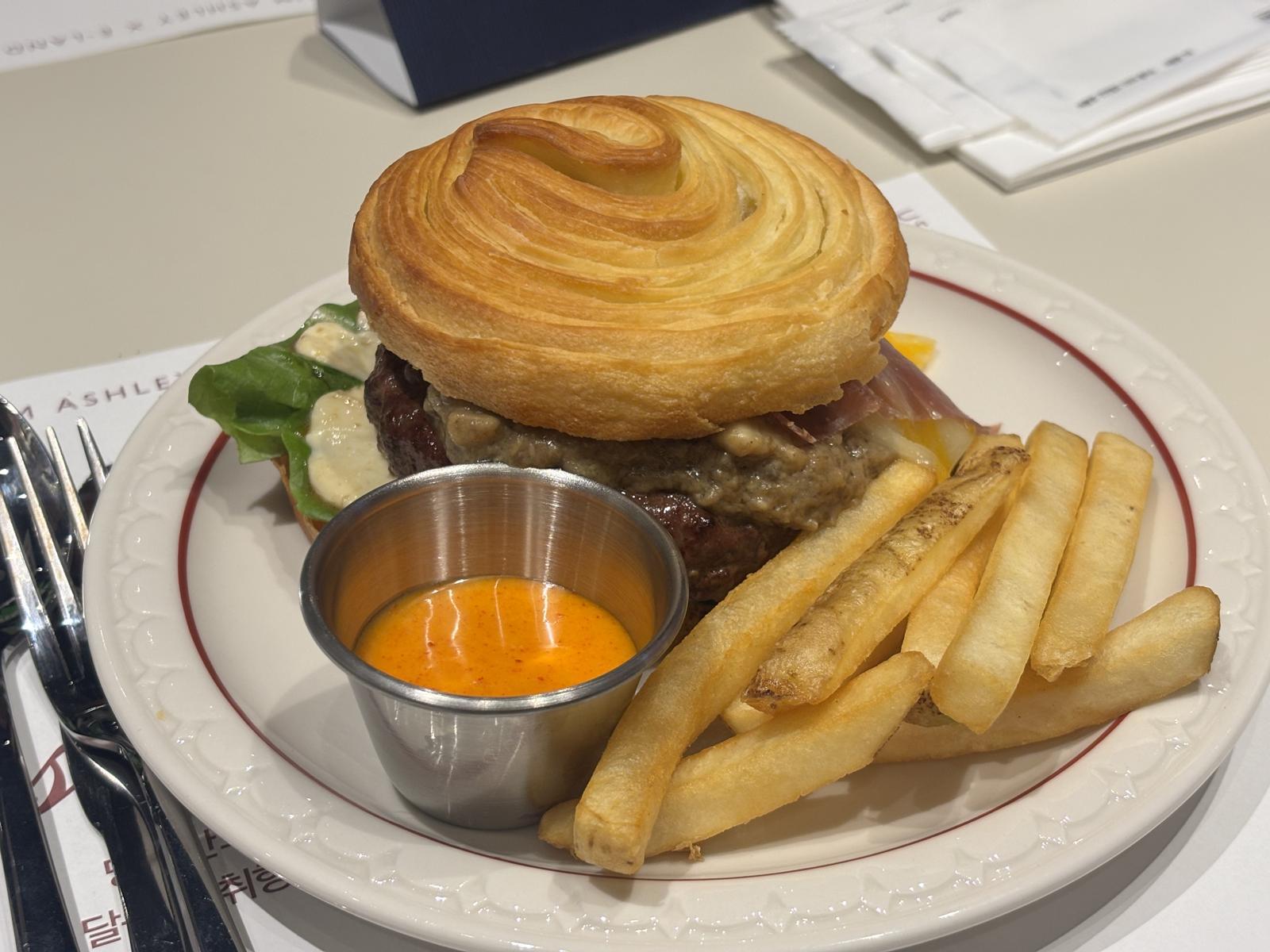 한우 비프 웰링턴 버거. 황소영 기자 fangso@donga.com