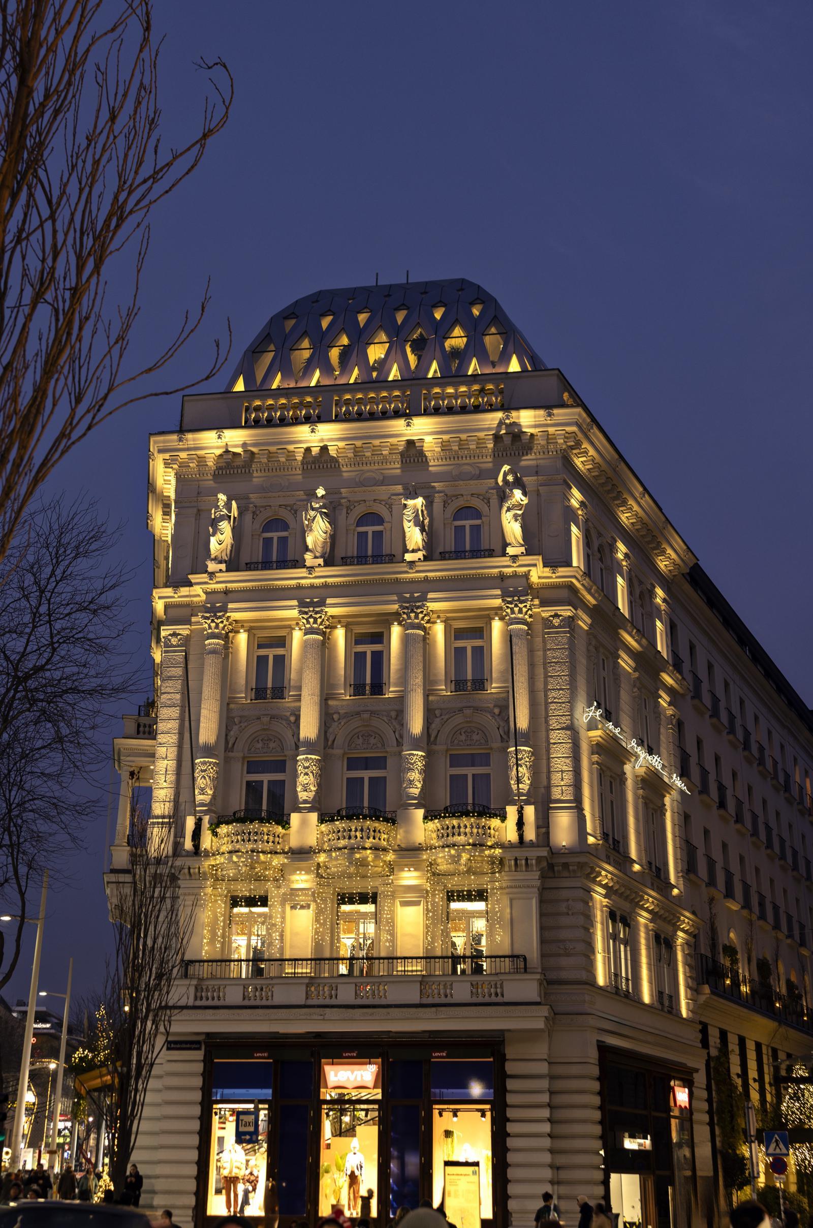 크리스마스 느낌이 물씬 나는 호텔 ‘모토’의 외관. ©Inge Prader