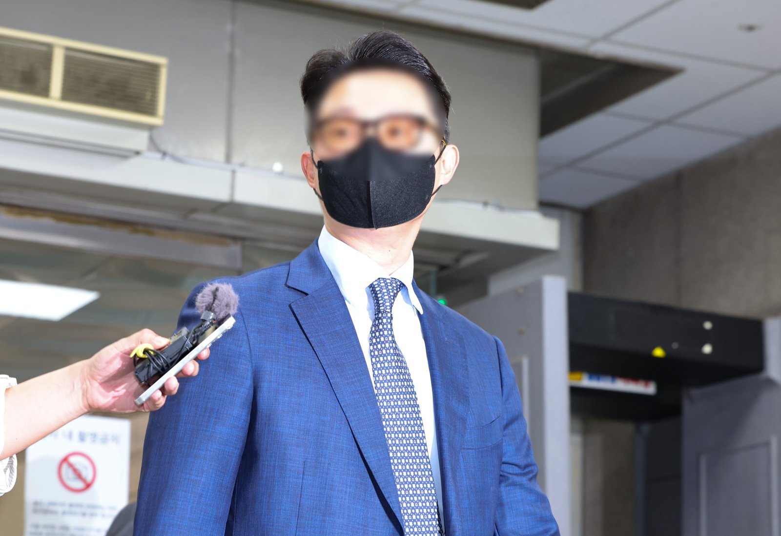 건진법사 전성배씨를 통해 김건희 여사에게 고가 선물을 전달하고 통일교의 현안을 청탁한 의혹을 받는 윤영호 전 세계평화통일가정연합(통일교) 세계본부장이 30일 오전 서울 서초구 서울중앙지방법원에서 열린 구속 전 피의자 심문(영장실질심사)에 출석하고 있다. 2025.07.30.[서울=뉴시스]