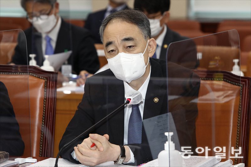 왕정홍 방위사업청장이 26일 오전 서울 여의도 국회에서 열린 국회 국방위원회 종합국정감사에서 질의에 답변하고 있다. 2020.10.26.김동주 기자 zoo@donga.com