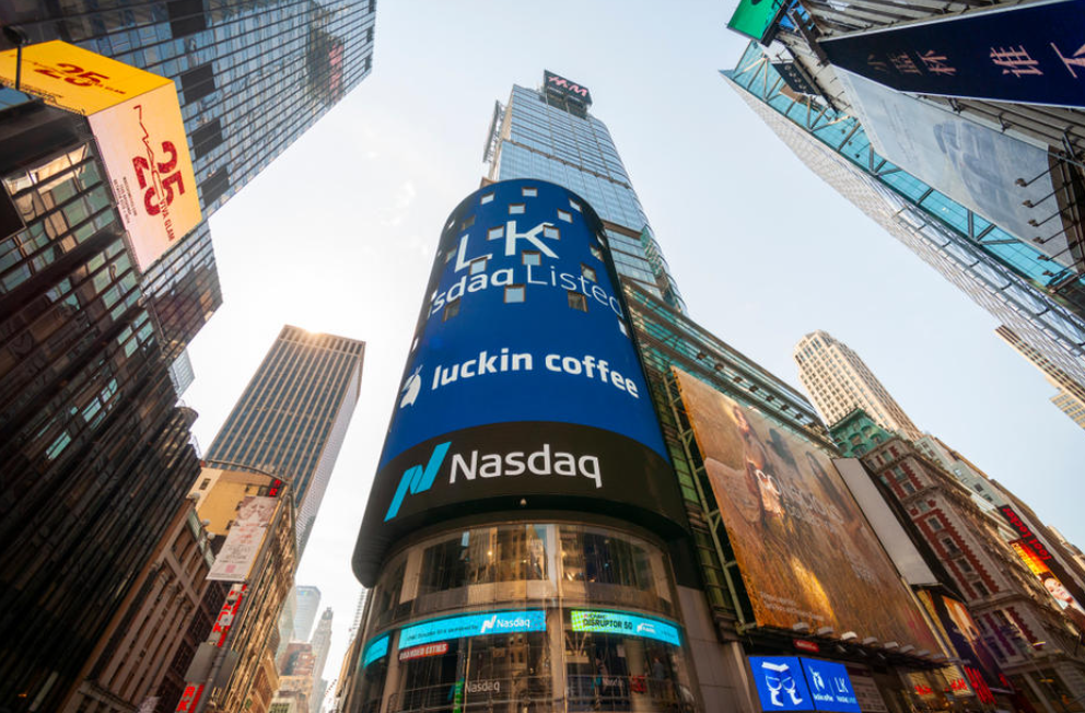 2019년 5월 17일 루이싱커피의 나스닥 상장을 알리는 전광판의 모습. 루이싱커피 제공