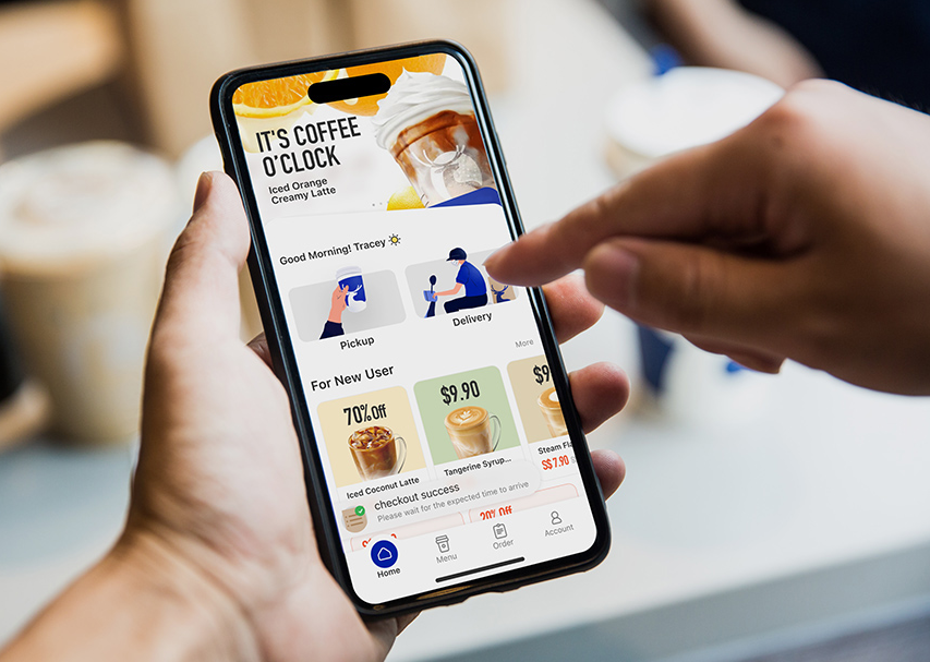 루이싱커피는 고객이 모바일 앱으로 커피를 주문하게 한다. 미리 모바일 주문을 한 뒤 매장에 잠깐 들러서 픽업해가는 방식이 주를 이룬다. 매장 좌석을 줄여서 임대료를 아끼기 위해 고안한 전략이다. 사진은 싱가포르 루이싱커피 앱의 이용 모습. 루이싱커피 제공
