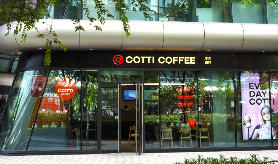 중국 시장에서 무섭게 확장 중인 커피체인 쿠디커피. 과거 루이싱커피의 회계부정을 주도한 루정야오 전 회장이 루이싱을 꺾겠다며 만든 기업이다. 매우 공격적인 가격할인 전략을 펼치며 중국 커피 시장을 가격전쟁으로 몰아넣었다. 쿠디커피 제공