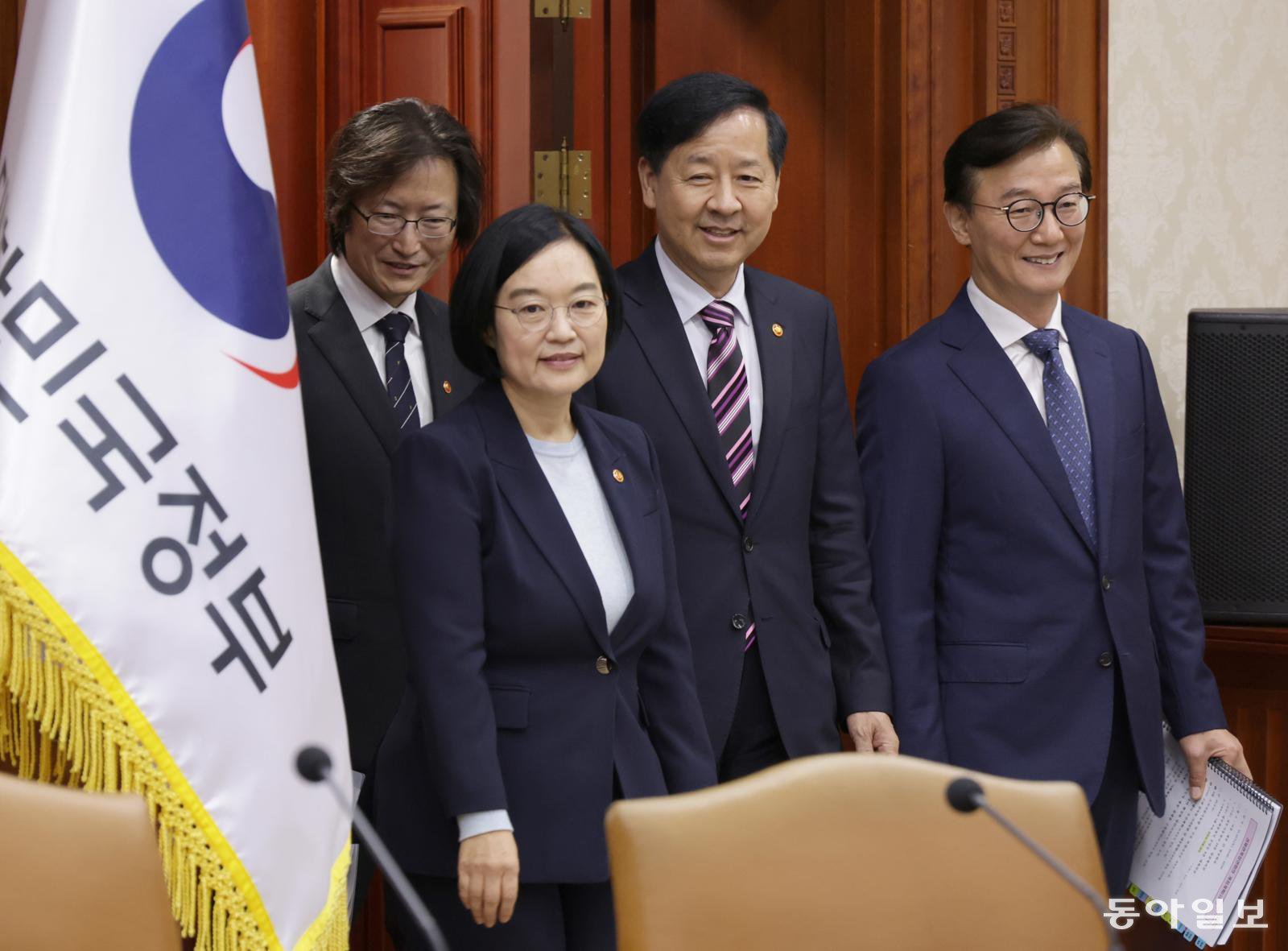구윤철 경제부총리 겸 기획재정부 장관이 2일 오전 서울 종로구 정부서울청사에서 열린 경제관계장관회의에 입장하고 있다. 왼쪽부터 주병기 공정거래위원회 위원장, 한성숙 중소벤처기업부 장관, 구 부총리, 전재수 해양수산부 장관.  2025년 10월 2일. 변영욱 기자 cut@donga.com