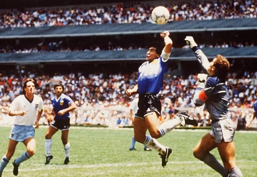 디에고 마라도나(아르헨티나·오른쪽에서 두 번째)에게 ‘신의 손’이라는 별명을 안긴 1986년 멕시코 월드컵 8강전 후반 경기 장면. 당시에는 비디오 판독 시스템이 없어 마라도나가 왼손으로 골을 넣는 장면을 확인할 수 없었다. 사진 출처 국제축구연맹(FIFA) 홈페이지