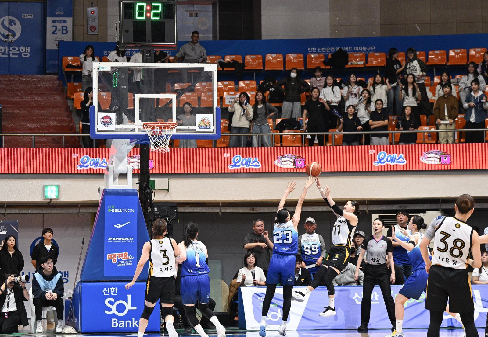 여자 프로농구에서 경기 종료 0.2초를 남겨 두고 역전 슛을 성공시킨 KB스타즈 강이슬. 영상 확인 결과 계시원이 버튼을 0.2초 늦게 누르는 바람에 이 골을 인정한 건 오심으로 드러났다. 한국여자농구연맹(WKBL) 제공