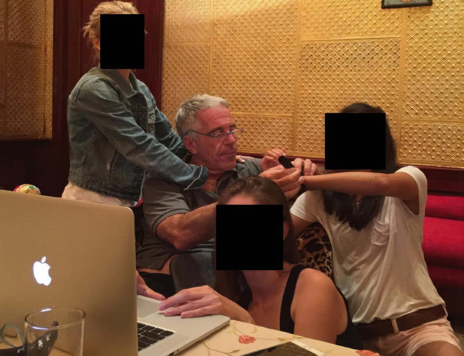 미 하원 민주당이 제프리 엡스타인이 여성 3명에 둘러싸여 있는 사진을 공개했다. 민주당은 최근 엡스타인과 유명 인사들이 함께 등장하는 사진 여러 건을 추가로 공개했다. AP 뉴시스