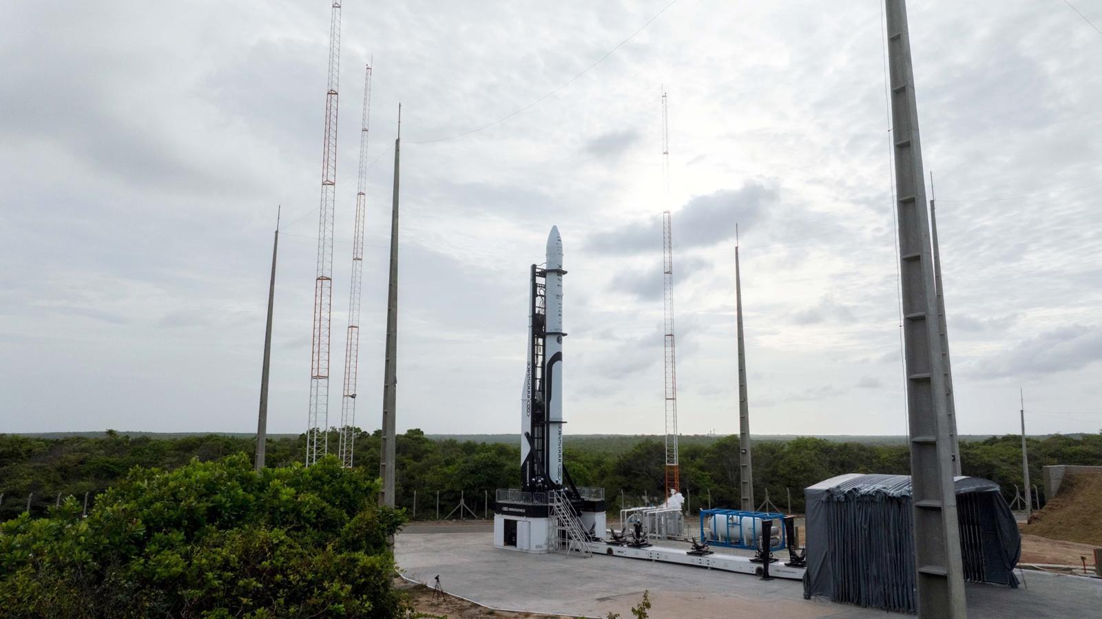 한국시간 20일 오전 4시 35분 브라질 알칸타라 우주센터서 첫 상업 발사 준비를 앞두고 있는 이노스페이스의 로켓 ‘한빛-나노’가 기립하는 모습.(이노스페이스 제공)/뉴스1