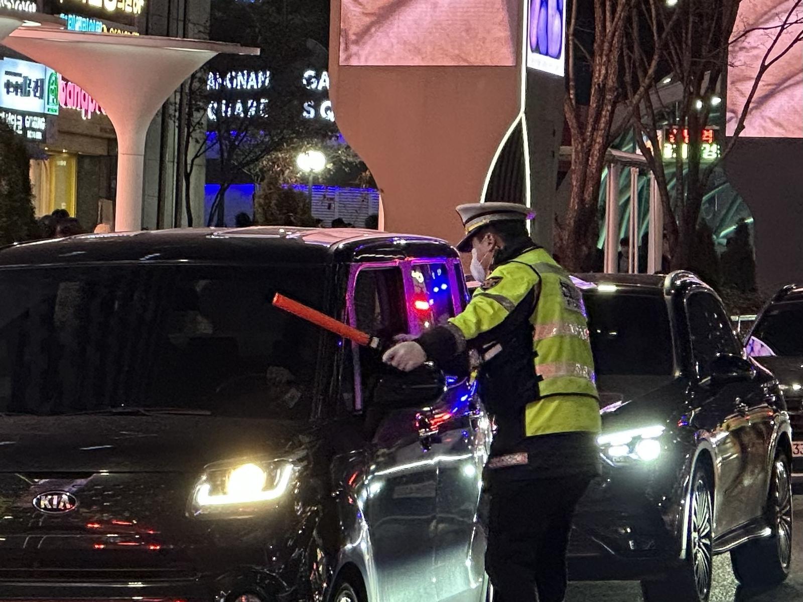 19일 오후 서울 강남구 강남역 인근에서 경찰이 음주 운전 단속을 실시하고 있다.2025.12.19/뉴스1