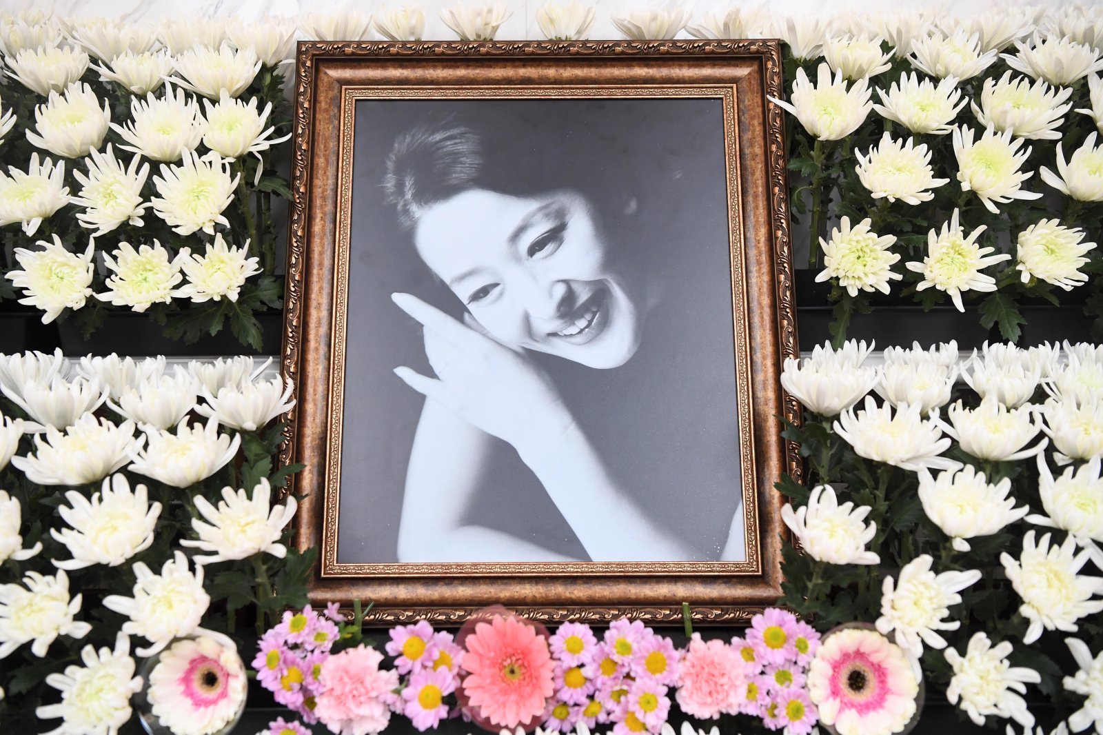 배우 故 윤석화씨의 빈소가 마련된 서울 신촌세브란스병원 장례식장 특1호실에 고인의 영정사진이 놓여 있다. 2025.12.19/사진공동취재단