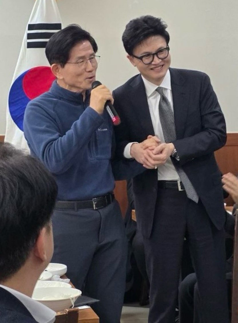 김문수 전 고용노동부 장관과 한동훈 전 국민의힘 대표가 지난 17일 국민의힘 수도권 전·현직 당협위원장 모임인 ‘이오회’에 참석해 손을 잡고 있다. 2025.12.17. 한동훈 인스타그램 캡처