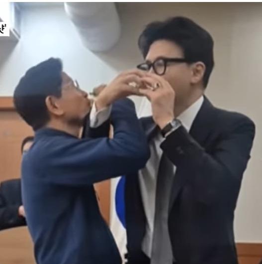 김문수 전 국민의힘 대선후보와 한동훈 전 대표가 지난 17일 저녁 수도권 원외 당협위원장 모임인 ‘이오회’에서 러브샷을 하는 모습. (유튜브 갈무리)