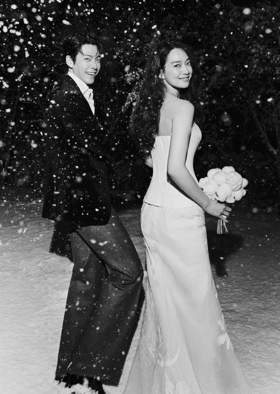 신민아 김우빈 웨딩사진. 에이엠엔터테인먼트 인스타그램