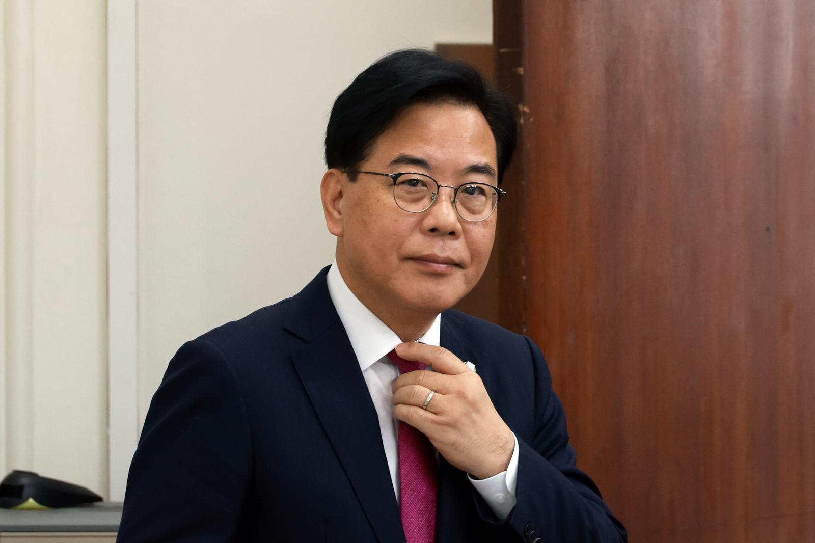 송언석 국민의힘 원내대표가 14일 서울 여의도 국회에서 현안 기자간담회를 하기 위해 회의실로 들어서고 있다. 2025.12.14. 뉴시스