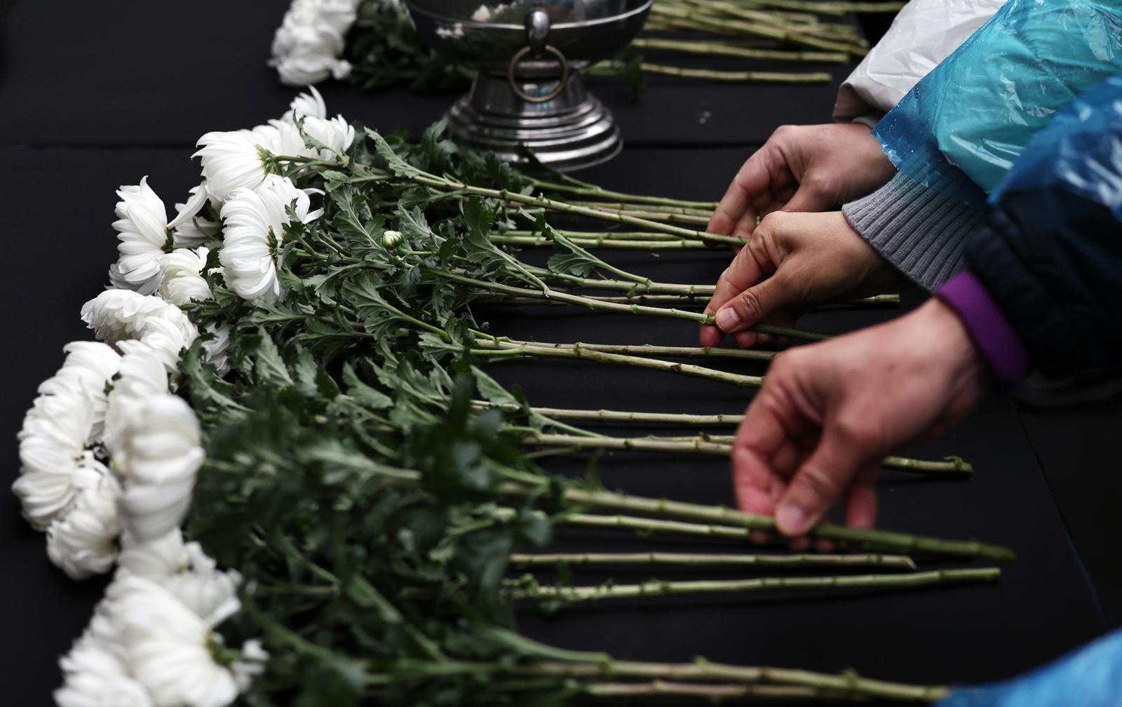 20일 오후 서울 종로구 보신각 앞에서 열린 ‘12·29 무안공항 제주항공 여객기 참사 1주기 전국 시민 추모대회’에서 추모객들이 헌화하고 있다. 뉴스1