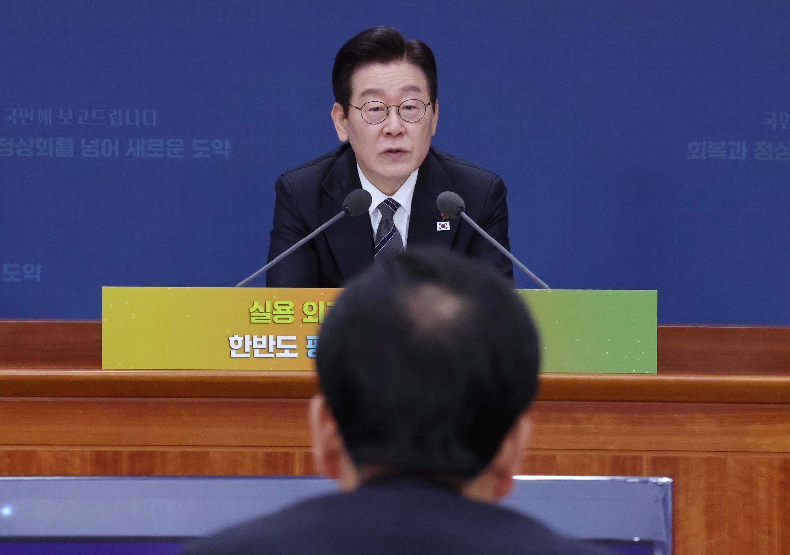 이재명 대통령이 19일 서울 종로구 정부서울청사 별관에서 열린 외교부(재외동포청)·통일부 업무보고에서 정동영 통일부 장관에게 질문을 하고 있다. 대통령실통신사진기자단.