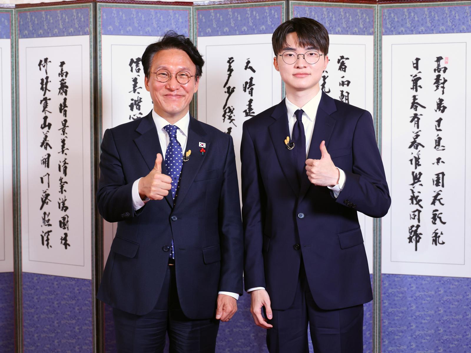 김민석 국무총리가 20일 서울 국무총리공관에서 열린 ‘제7차 K-토론나라’에서 프로게이머 ‘페이커’ 이상혁 선수와 만나 기념촬영을 하고 있다. 총리실 제공