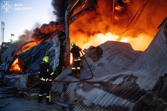 우크라이나 소방 당국이 16일(현지시간) 러시아의 드론 공격으로 밤새 공격당해 화재가 발생한 오데사의 가전제품 창고에서 불을 끄고 있다. 2025.12.16 ⓒ 로이터=뉴스1