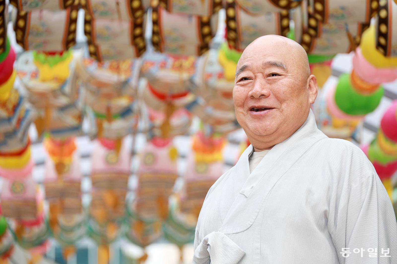 정만 스님은 “화가 날 때 잠깐 멈칫하며 자신을 되돌아보는 마음이야말로 갈등이 첨예한 우리 사회를 바꾸는 첫걸음”이라며 “화쟁은 상대에게 사과를 강요하지 말고 스스로 돌아보며 내 허물을 살피는 데서 시작된다”라고 말했다. 전영한 기자 scoopjyh@donga.com